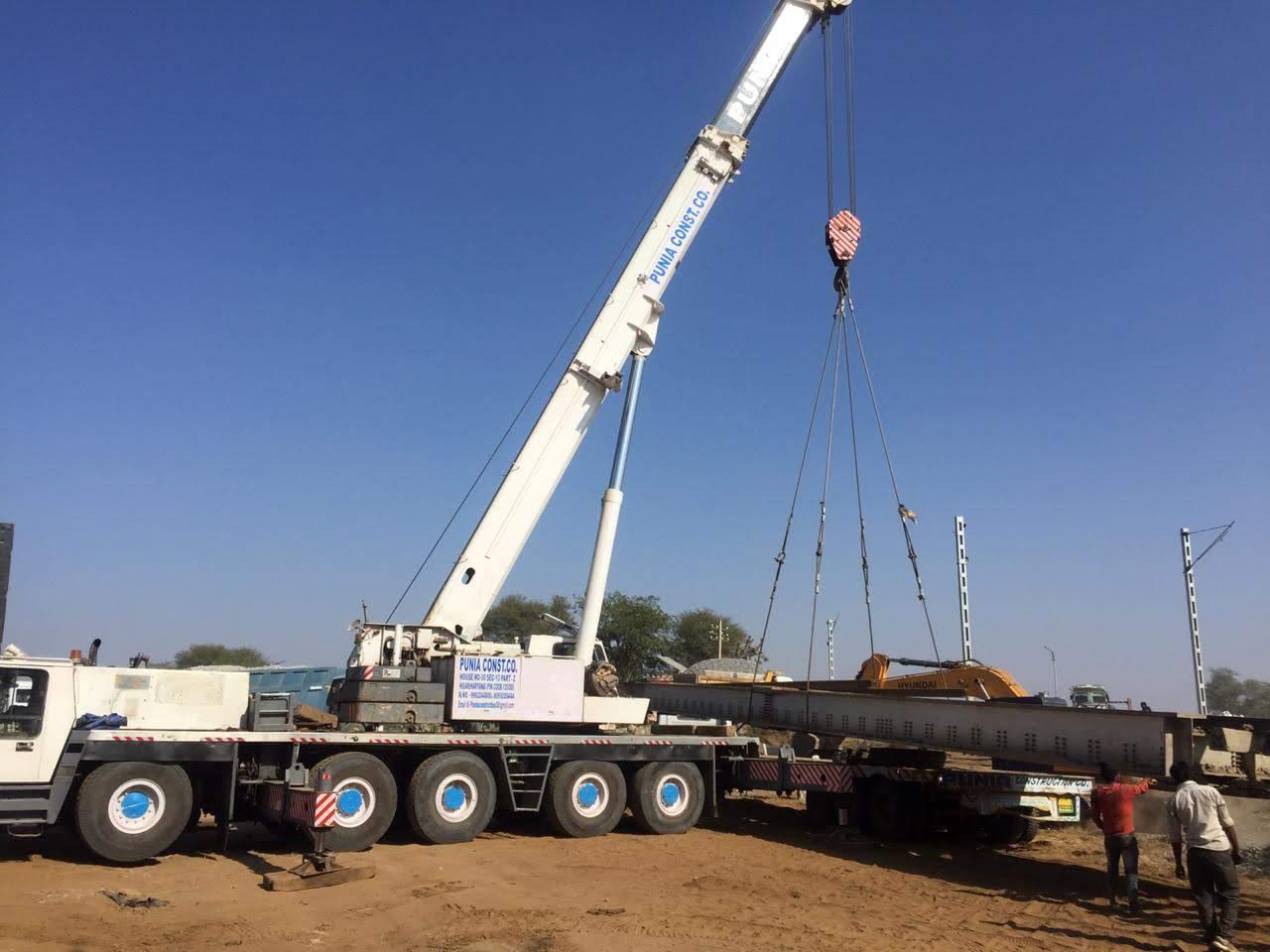 Heavy Crawler Crane Operation